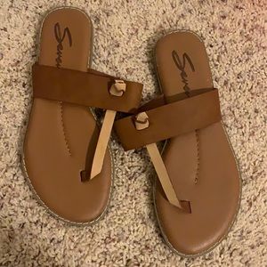 Seven7 Tan brown sandals w/ knot detail NWOT